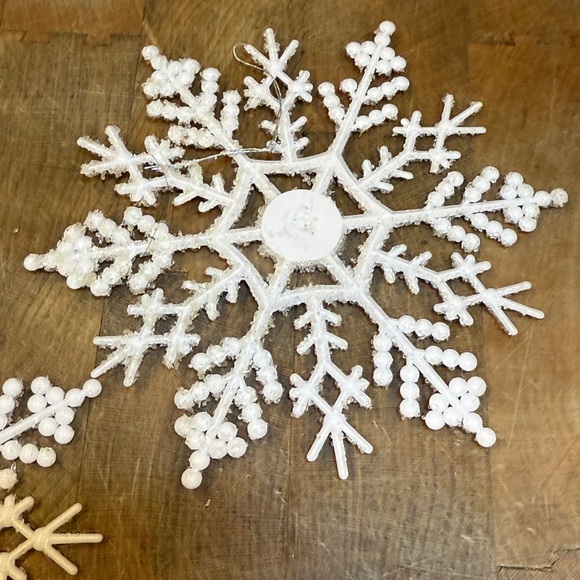 Vintage 1970’s White Plastic Snowflake Gliter Ornaments Set of 12 - Picture 4 of 12